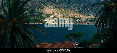 Dobrota ville dans la baie de Kotor Banque D'Images