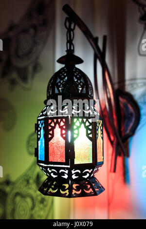 Lanterne orientale avec le verre coloré sur le mur Banque D'Images