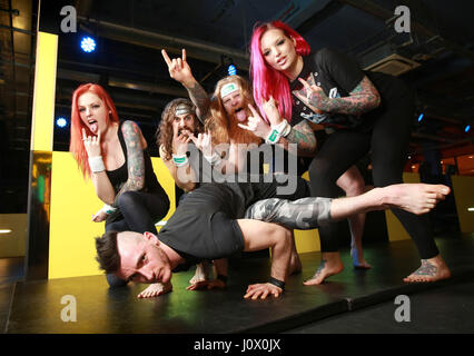 (De gauche à droite) Anna Quinn, Ed Gamester, Matthew Davey et Alison Ward avec l'instructeur Ben Harrison (avant) essayez un cours de yoga Heavy Metal organisé par StubHub à Gymbox à Bank, Londres, qui est un entraînement de 45 minutes destiné aux fans de musique rock pour les préparer à leur concert cet été. Banque D'Images