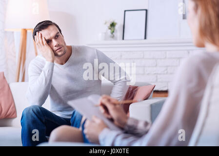 Triste depressed man looking at psychologue Banque D'Images