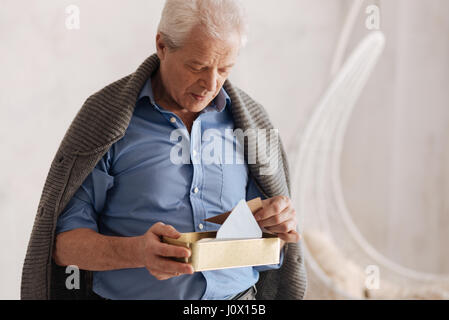 Des souvenirs heureux. Bien réfléchie de l'homme regardant le fort avec des lettres et en maintenant une enveloppe tout en se rappelant son passé Banque D'Images