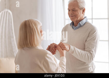 Heureux homme agréable passer du temps avec sa femme Banque D'Images