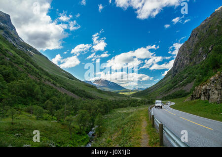 Les campeurs et les voitures sur la route panoramique entre les montagnes. Paysage d'été merveilleux. Concept récréotouristique Banque D'Images