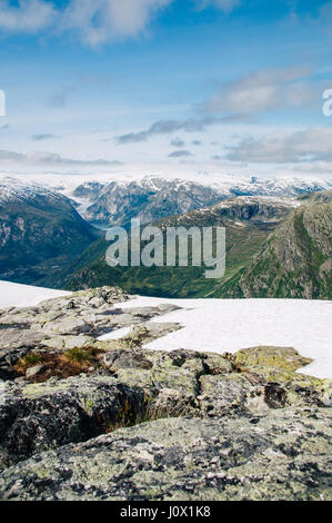 Vue magnifique sur les montagnes avec de Myrhyrna Glacier Peak, Norvège Banque D'Images