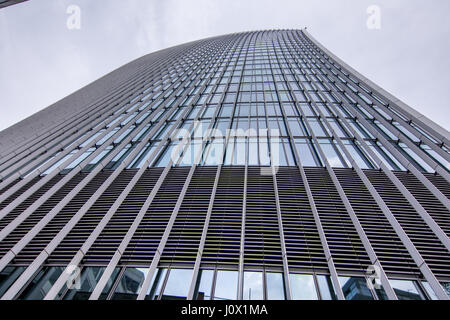 Londres, Royaume-Uni - 29 mars 2017 : Le gratte-ciel à 20 Fenchurch Street connue sous le nom de talkie Walkie bâtiment dans la ville de Londres sur un jour nuageux Banque D'Images