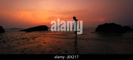 Silhouette of man standing on beach at sunset, Khao Lak, Thaïlande Banque D'Images