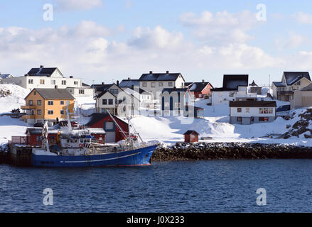 Un bateau de pêche amarré sur le quai à Honningsvag, la ville la plus au nord en Norvège. Honningsvåg, Nordkapp, Finnmark, Norvège. Banque D'Images