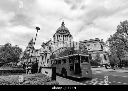 Un patrimoine Londres routemaster à l'extérieur de la Cathédrale St Paul Banque D'Images