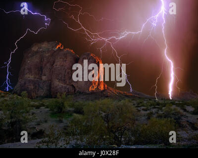 Lightning over Courthouse Rock, Eagletail Mountain Wilderness, Arizona, États-Unis Banque D'Images