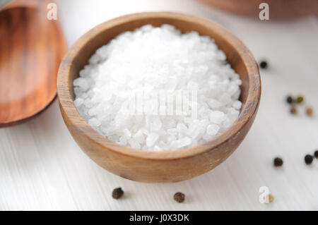 Le sel de mer en bol en bois sur la table en bois blanc Banque D'Images