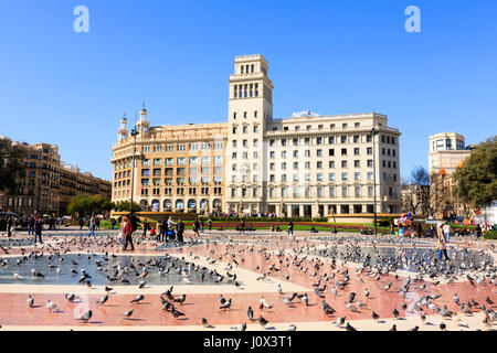 Le Banco Español de bâtiment crédit,maintenant department store 'desigual' et l'Apple Store, Plaza Catalunya, Barcelone, Catalogne, Espagne. Banque D'Images