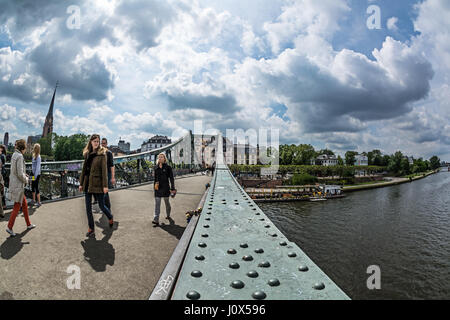 FRANKFURT AM MAIN, ALLEMAGNE - le 18 mai 2016 : pont de fer dans la région de Frankfurt am Main city. Pont de fer, est une zone piétonne pont sur la rivière principale. Allemagne Banque D'Images