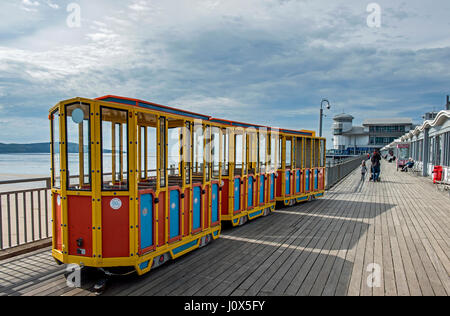 Train de remorque sur Grand Pier Weston Super Mare Somerset Banque D'Images