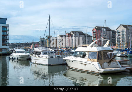 La marina de Portishead, dans le Somerset, à l'ouest de l'Angleterre, avec des blocs d'appartements derrière les bateaux amarrés. Banque D'Images