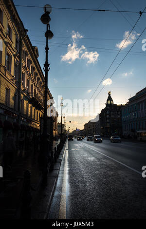 ST. PETERSBURG, Russie - le 15 juillet 2016 : Nuit de Nevsky Prospekt, avec une silhouette de l'accueil de 'Singer' sur l'arrière-plan, Saint-Pétersbourg, Russie Banque D'Images