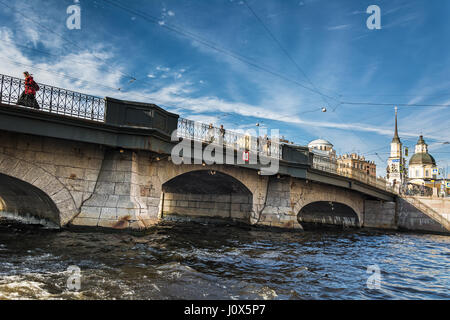 ST. PETERSBURG, Russie - le 14 juillet 2016 : Pont sur la Rivière Fontanka à Saint-Pétersbourg, Russie Banque D'Images