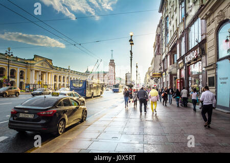 ST. PETERSBURG, Russie - le 15 juillet 2016 : Soirée le trafic sur la Perspective Nevski, la nuit blanche de Saint-Pétersbourg, Russie Banque D'Images