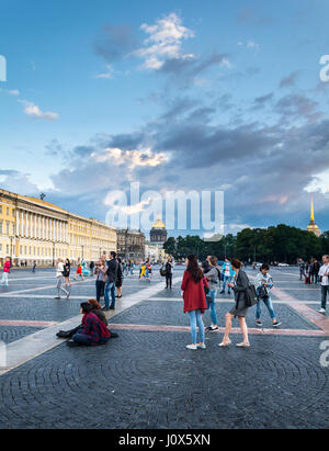 ST. PETERSBURG, Russie - le 15 juillet 2016 : les gens à pied sur la Place du Palais à white night, Moscow, Russie Banque D'Images