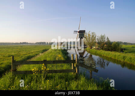 La porte en face de l'Wingerdse moulin près de la Dutch village Bleskensgraaf Banque D'Images