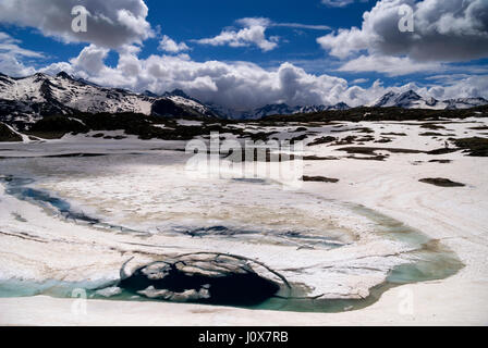 Frozen Totensee au col du Grimsel en Suisse Banque D'Images