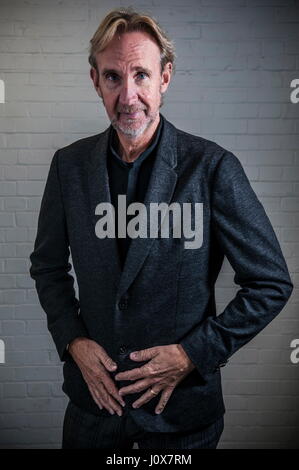 Mike Rutherford à siège social Waterstones Piccadilly Londres. Le guitariste de Genesis et fondateur de Mike et la mécanique a écrit son autobiographie "le vivant ans 19 Janvier 2014 Banque D'Images