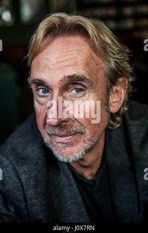 Mike Rutherford à siège social Waterstones Piccadilly Londres. Le guitariste de Genesis et fondateur de Mike et la mécanique a écrit son autobiographie "le vivant ans 19 Janvier 2014 Banque D'Images