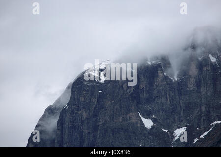 Le Troll Wall en Norvège, majestueuse des montagnes brumeuses de l'été Banque D'Images