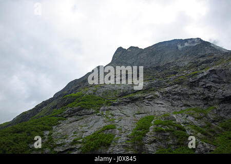 Le Troll Wall en Norvège, majestueuse des montagnes brumeuses de l'été Banque D'Images