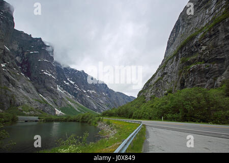 Le Troll Wall en Norvège, majestueuse des montagnes brumeuses de l'été Banque D'Images