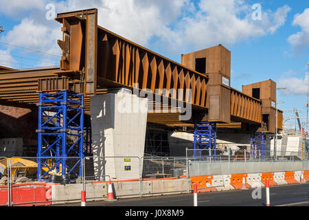 Des ponts en construction sur Trinity voie à la nouvelle liaison ferroviaire, l'Ordsall Chord, Salford, Manchester, Angleterre, RU Banque D'Images