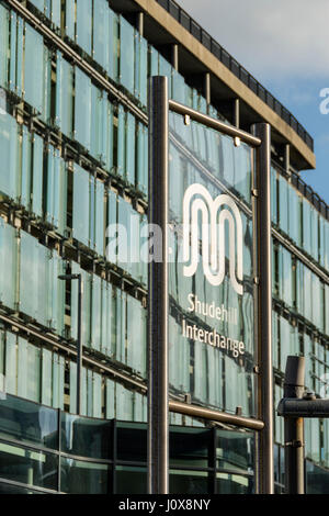 Le parking et le panneau à l'Shude Hill de correspondance, Manchester, Angleterre, RU Banque D'Images