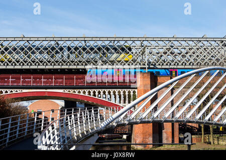 Viaducs de chemin de fer et le Pont des Marchands à Castlefield, Manchester, Angleterre, Royaume-Uni. Banque D'Images