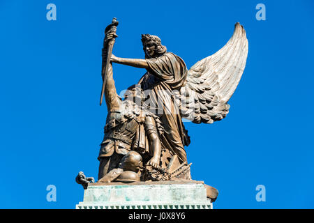 Détail de la War Memorial, Ashton en vertu de Lyne, Tameside, Manchester, Angleterre, Royaume-Uni. Architecte : Percy Howard. Sculpteur : J. Ashton Floyd. Banque D'Images