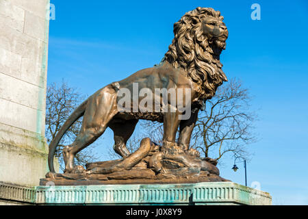 Détail de la War Memorial, Ashton en vertu de Lyne, Tameside, Manchester, Angleterre, Royaume-Uni. Architecte : Percy Howard. Sculpteur : J. Ashton Floyd. Banque D'Images