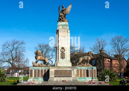 Le Monument aux Morts, Ashton en vertu de Lyne, Tameside, Manchester, Angleterre, Royaume-Uni. Architecte : Percy Howard. Sculpteur : J. Ashton Floyd. Banque D'Images