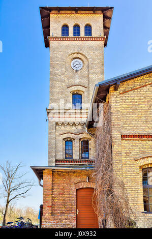 Shot HDR d'un bâtiment en brique jaune avec tour de l'horloge Banque D'Images