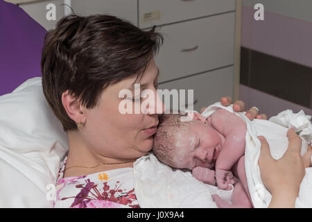 Mature femme, mère, avec nouveau-né immédiatement après l'accouchement. Banque D'Images