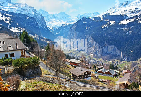 La magnifique vallée de Lauterbrunnen, entourée par les Alpes bernoises enneigées, vue depuis Wengen, Suisse Banque D'Images