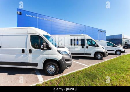 SAMARA, RUSSIE - 14 MAI 2016 : Office de revendeur officiel Peugeot. Peugeot est une marque de voiture française, partie du groupe PSA Peugeot Citroën Banque D'Images