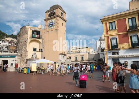 Capri, Italie - 31 août 2016 : les touristes visiter la Piazza Umberto I, la place la plus célèbre de l'île de Capri. Banque D'Images