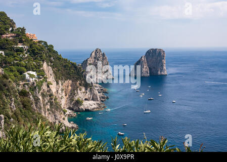 Vue de la côte de falaise de l'île de Capri avec de célèbres faraglioni, Campanie, Italie Banque D'Images