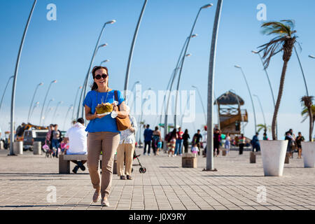 Femme avec une noix de coco fraîche promenades le long de la promenade de Altata près de Culiacan, Mexique. Banque D'Images