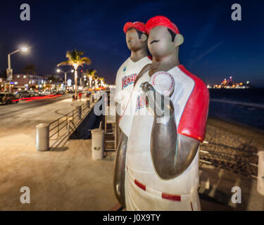 Sculpture intitulée 'Los Peloteros' de deux joueurs de baseball de l'équipe locale de Mazatlán, Mexique. Banque D'Images