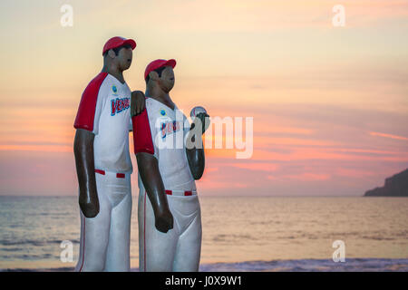 Sculpture intitulée 'Los Peloteros' de deux joueurs de baseball de l'équipe locale de Mazatlán, Mexique. Banque D'Images