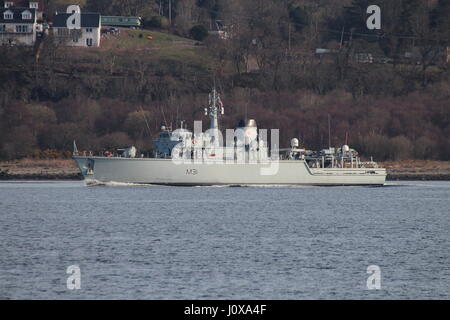 Le HMS Cattistock (M31), une chasse contre les mines de classe de navire de la Marine royale, rubrique passé Gourock au début de l'exercice Joint Warrior 17-1. Banque D'Images