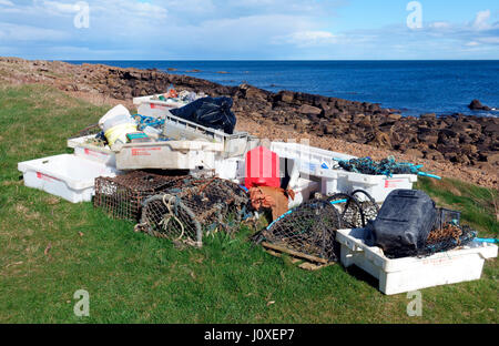 Les déchets recueillis à partir d'un nettoyage des plages sur le chemin côtier entre Crail Fife Anstruther et en Ecosse Banque D'Images