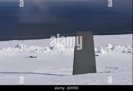 Marqueur à la début de l'E1 European long distance path à Nordkapp en Norvège. Il a l'inscription "sentier de randonnée. Cap Nord - Ital Banque D'Images