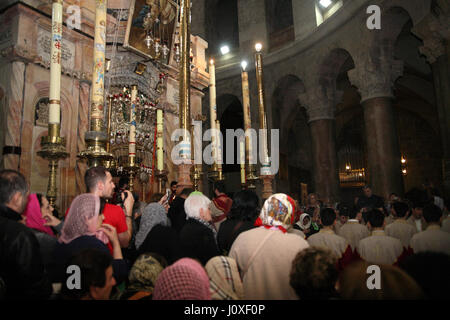 Les fidèles arméniens et les touristes assistent à la messe du dimanche de Pâques arménienne dans la rotonde, en face de l'édicule contenant la tombe sainte du Christ. Banque D'Images