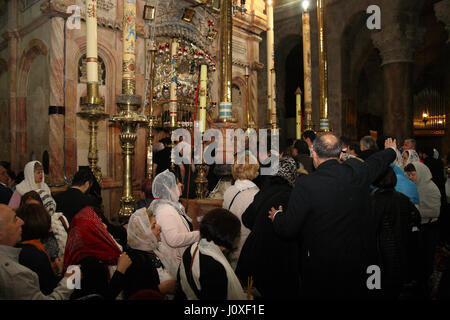 Les fidèles arméniens et les touristes assistent à la messe du dimanche de Pâques arménienne dans la rotonde, en face de l'édicule contenant la tombe sainte du Christ. Banque D'Images