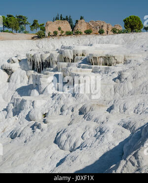 Pamukkale - Château de coton - réseau de réservoirs bizarres avec des murs en calcaire. La Turquie Banque D'Images